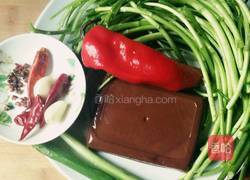 茼蒿杆炒香干的做法图解1