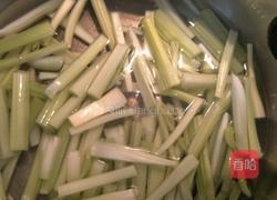 西芹炒木耳的做法图解2