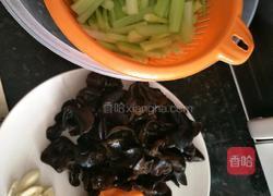 西芹炒木耳的做法图解3