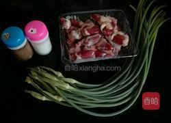 蒜苔炒鸡心的做法图解1