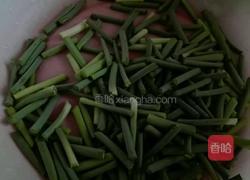 蒜苔炒鸡心的做法图解2