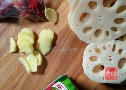 莲藕炖排骨的做法图解1