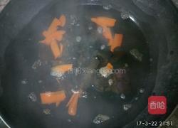 凉拌木耳芹菜的做法图解3