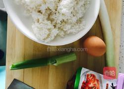 辣白菜炒饭的做法图解1