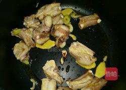 排骨炖酸菜的做法图解4