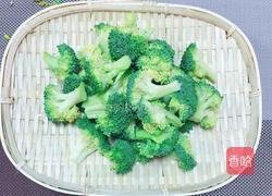 西兰花炒五花肉的做法图解2