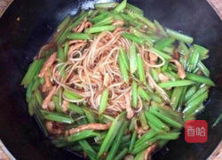 芹菜肉丝的做法图解5
