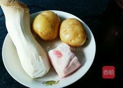 杏鲍菇焖土豆片的做法图解1