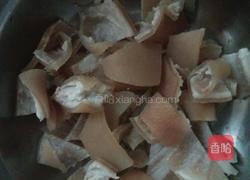 黄豆炖肉皮的做法图解1