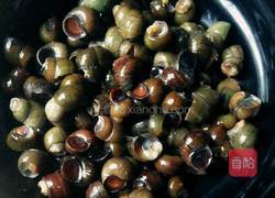 蒜蓉辣椒酱爆炒田螺的做法图解2