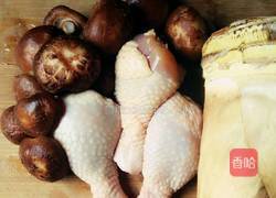 香菇春笋炖鸡腿的做法图解1