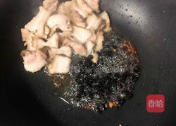 荷包蛋炒五花肉的做法图解3
