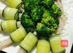 凉拌金针菇黄瓜卷的做法图解7
