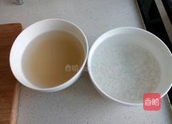 虾皮韭菜粥的做法图解1