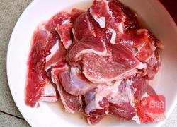 雪莲果猪骨汤的做法图解1