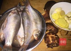 麻辣小鲫鱼炖豆腐的做法图解1