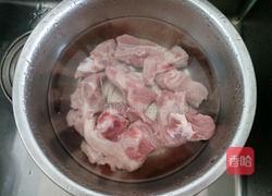 玉米海带排骨汤的做法图解1