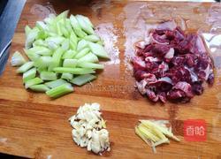 芹菜炒牛柳的做法图解1