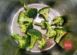 木耳拌西兰花紫元葱的做法图解1