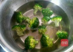 木耳拌西兰花紫元葱的做法图解2