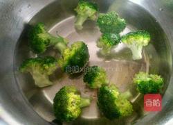 木耳拌西兰花紫元葱的做法图解3
