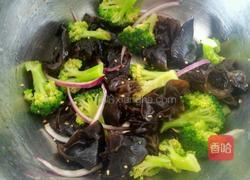 木耳拌西兰花紫元葱的做法图解10
