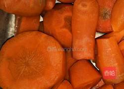 胡萝卜骨头汤的做法图解1