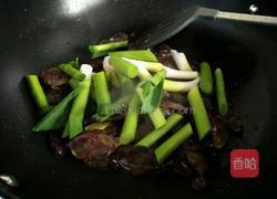 腊肠炒青蒜的做法图解4
