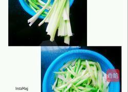 青红椒炒芹菜的做法图解1