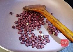 奶味挂霜花生米的做法图解1