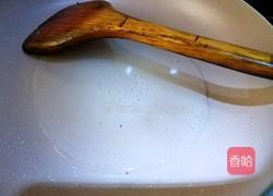 奶味挂霜花生米的做法图解2