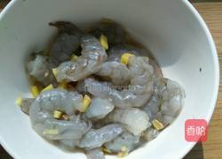 彩色虾仁的做法图解1