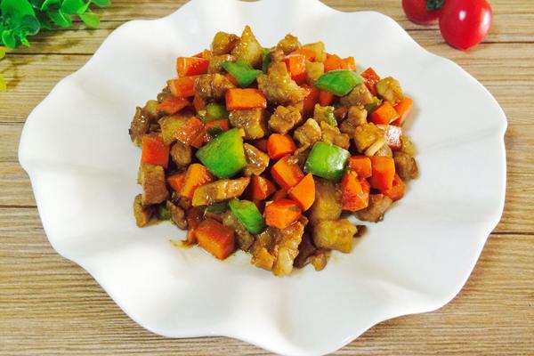 胡萝卜炒肉丁