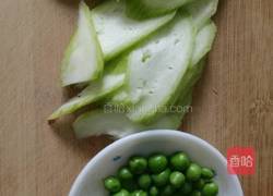 豌豆蛋清肠烩丝瓜的做法图解1