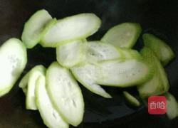 豌豆蛋清肠烩丝瓜的做法图解3