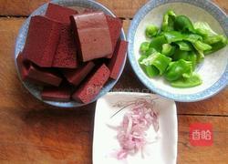 青椒炒猪血的做法图解1