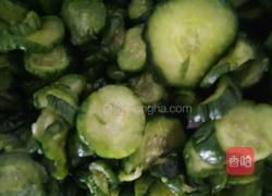 肉丝炒黄瓜钱的做法图解1