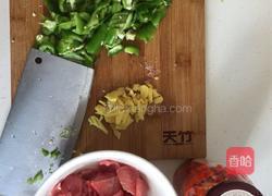 双椒牛肉的做法图解1