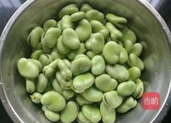 香肠咸菜炒蚕豆的做法图解2