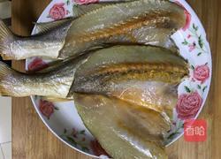 家烧咸黄鱼的做法图解1