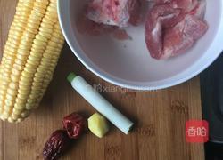 玉米排骨汤的做法图解1