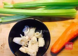 西芹拌鱿鱼花的做法图解1