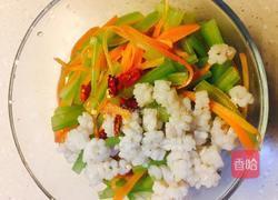 西芹拌鱿鱼花的做法图解12