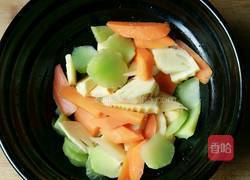 胡萝卜炝双笋的做法图解5