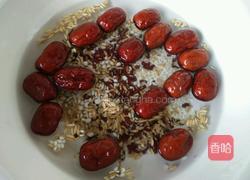 红枣杂粮粥的做法图解2