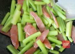 芹菜炒腊肠的做法图解7