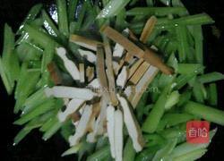 鸡蛋芹菜炒豆干的做法图解6