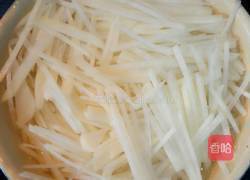 土豆丝炒肉的做法图解1