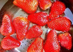 芒果香蕉草莓奶昔的做法图解1