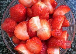 芒果香蕉草莓奶昔的做法图解2